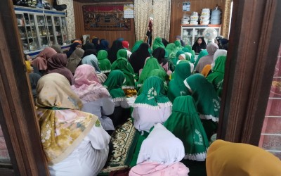 Latih Rasa Empati, Murid MIN 19 HSU Lakukan Takziah