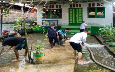 Peduli Lingkungan Pascabanjir, MIN 19 HSU Bersihkan Area Madrasah