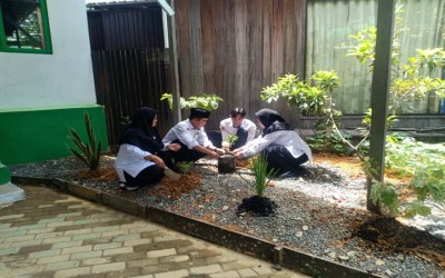 Wujudkan Madrasah Berbasis Lingkungan, Tenaga Pendidik MIN 19 HSU Tanam Beragam Tanaman Sayur